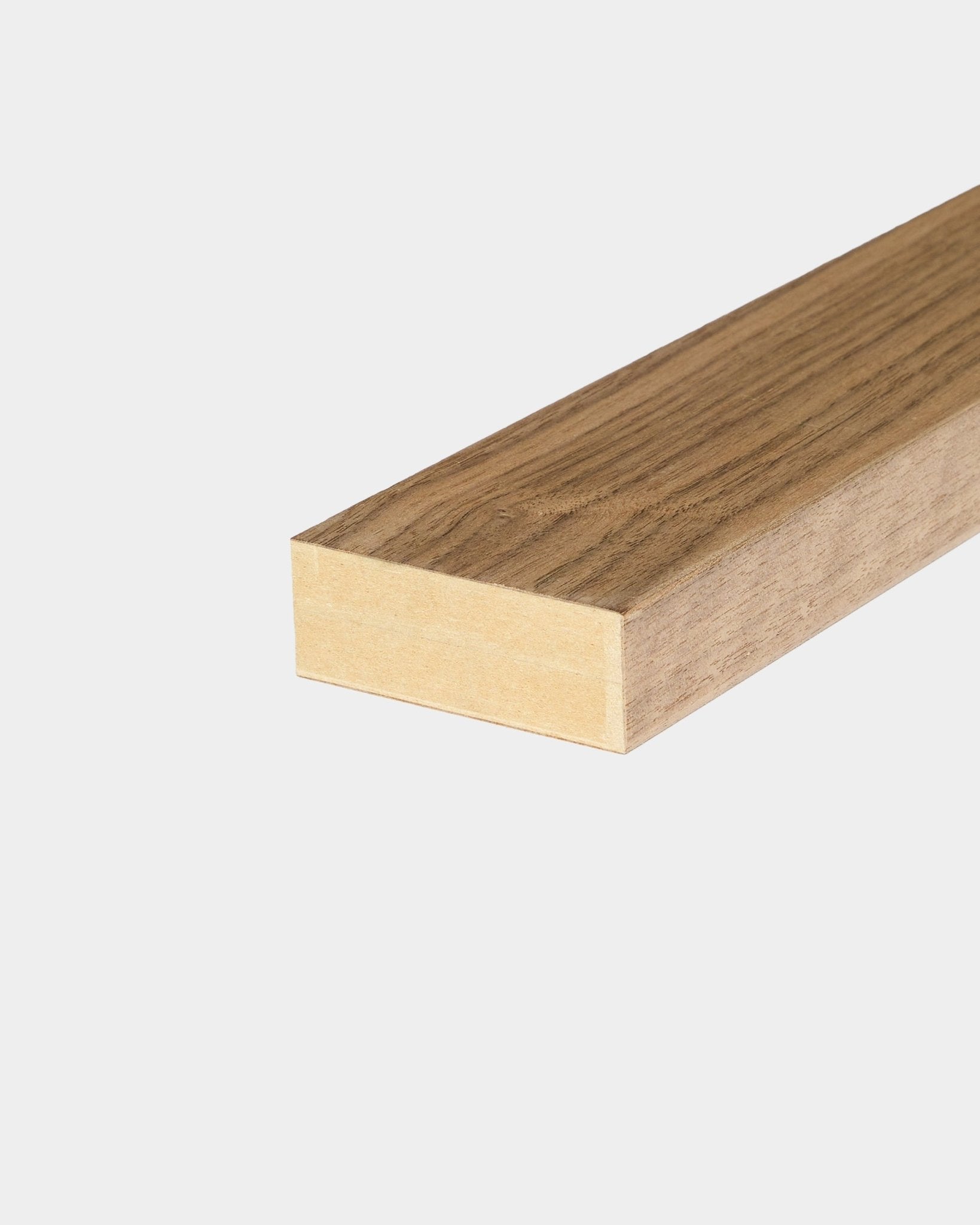 WoodUpp Walnut eindlamel, 6,7 cm, ontworpen voor de afwerking van Akupanel Akoestisch paneel randen of voor integratie in MDF-frames.